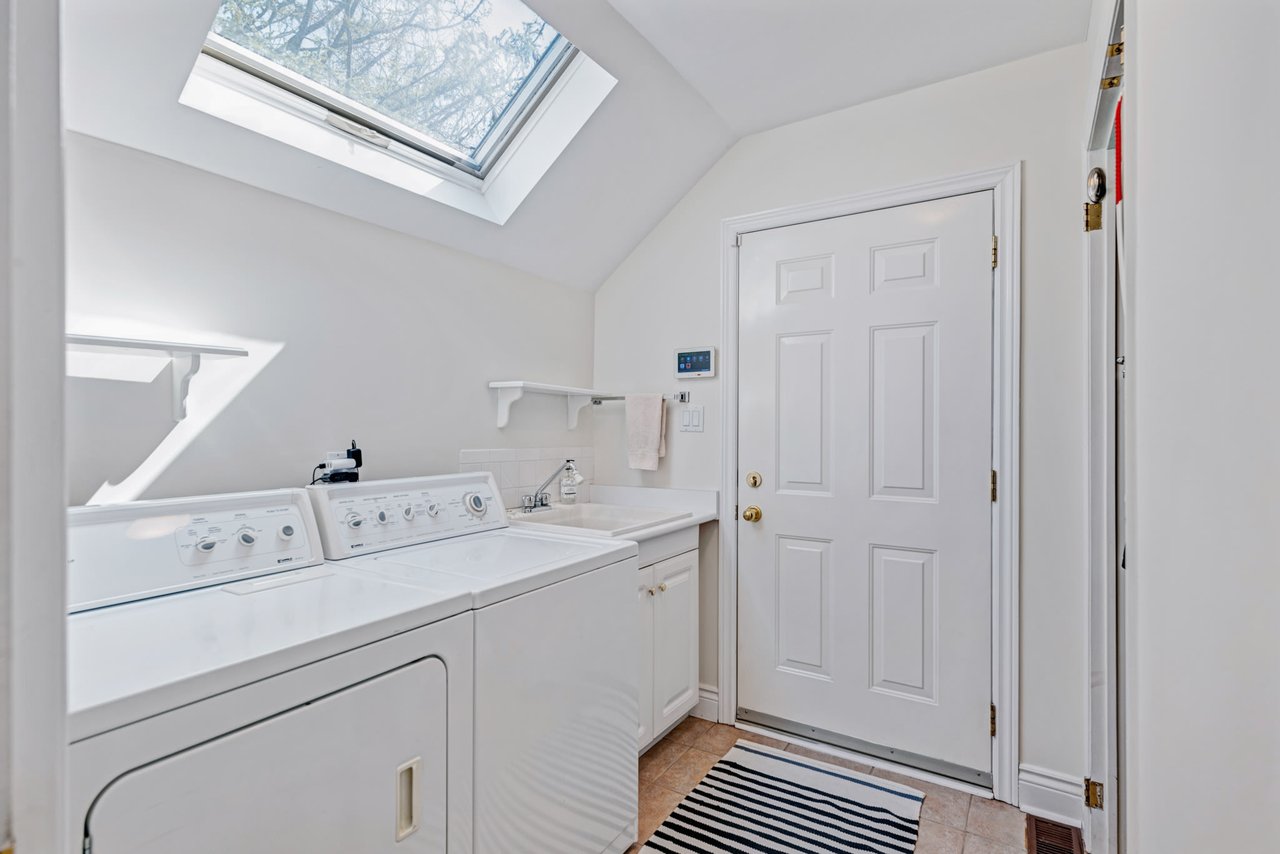 1255 Lorne Park Rd