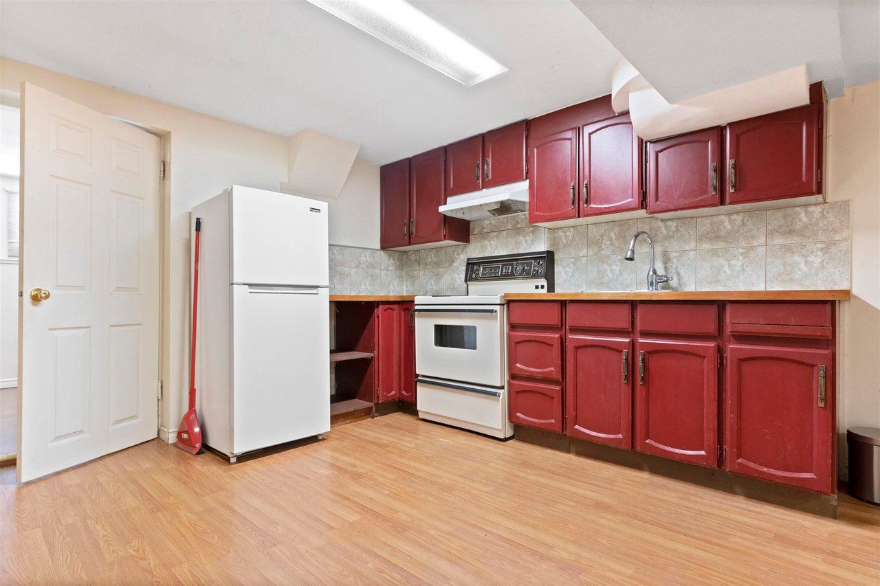 982 E 28th Ave