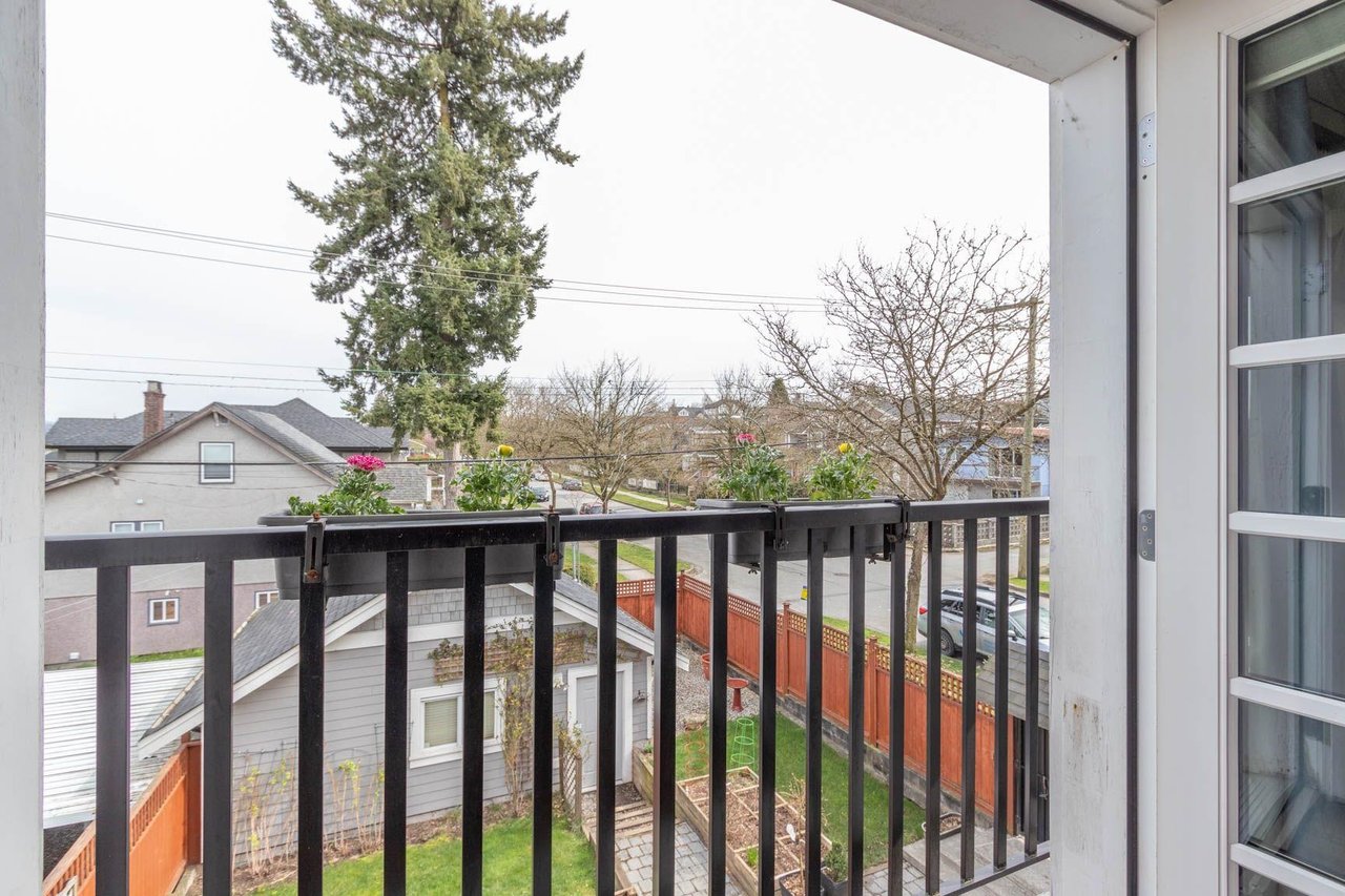 3896 Slocan St