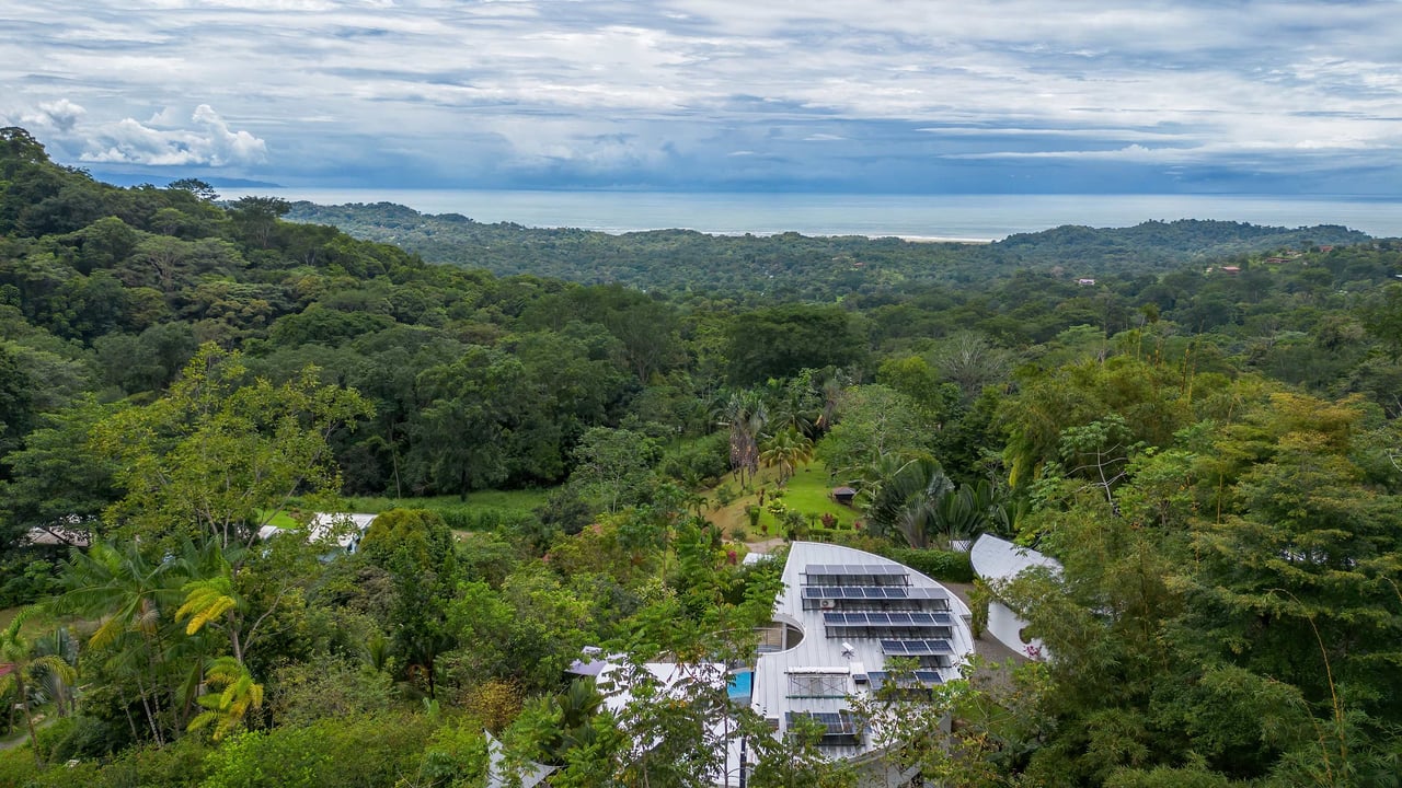 THE GLASS HOUSE. SUSTAINABILITY, LUXURY & NATURE