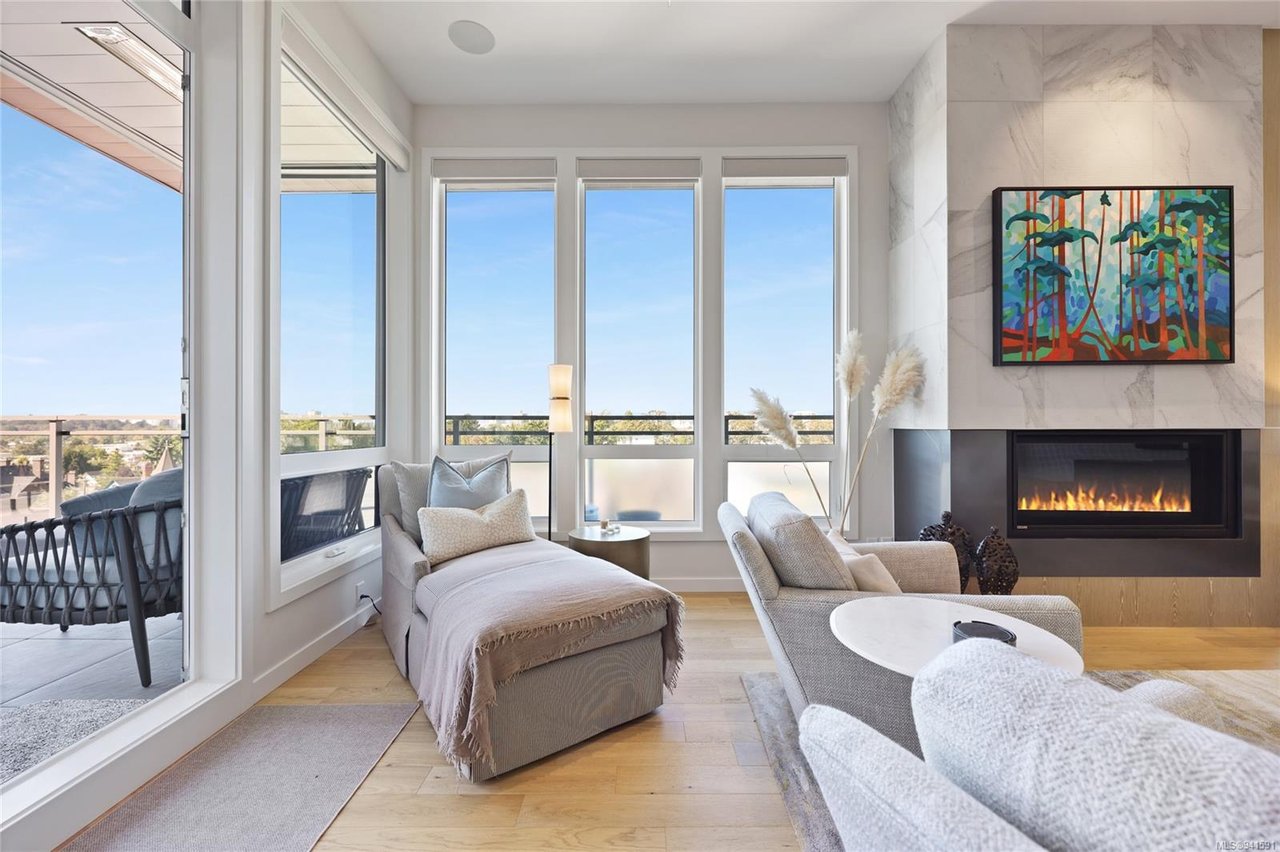 403-1018 Pentrelew Pl