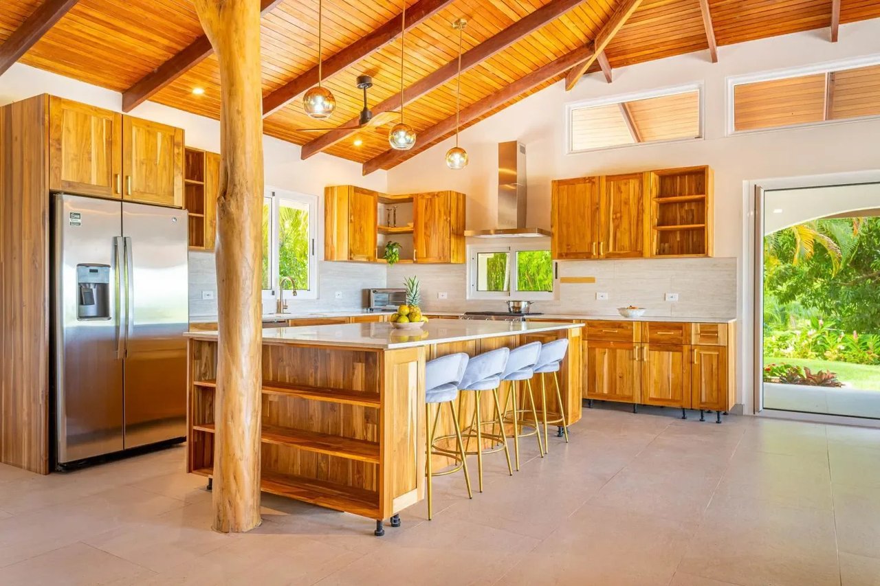 Casa Blanca: Luxury Oceanview 4 Bedroom Uvita Home