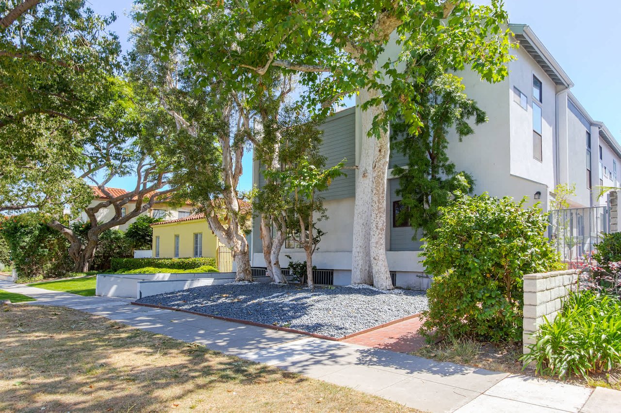 Front Facing Spacious Townhouse