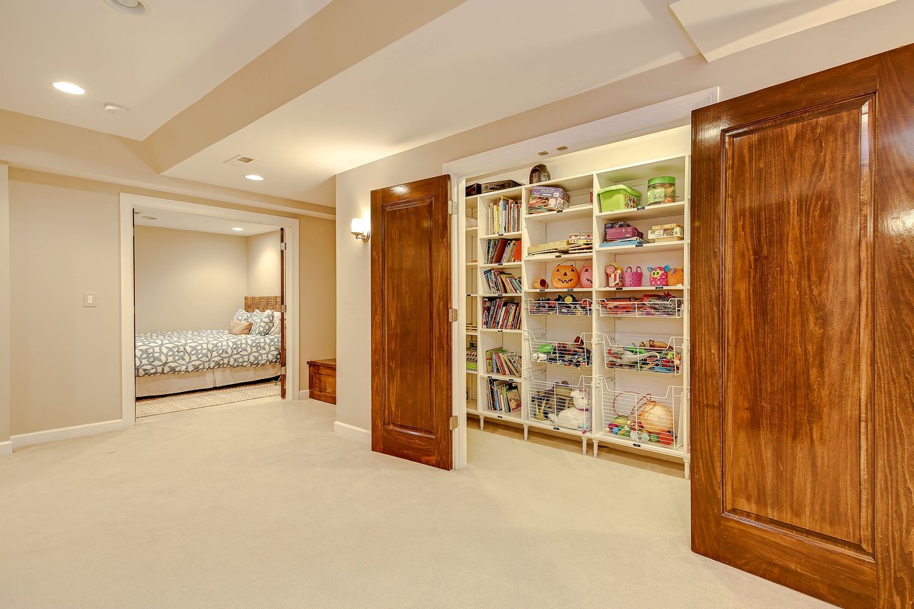 Accented with an array of modern finishes and features a sophisticated urban vibe.
