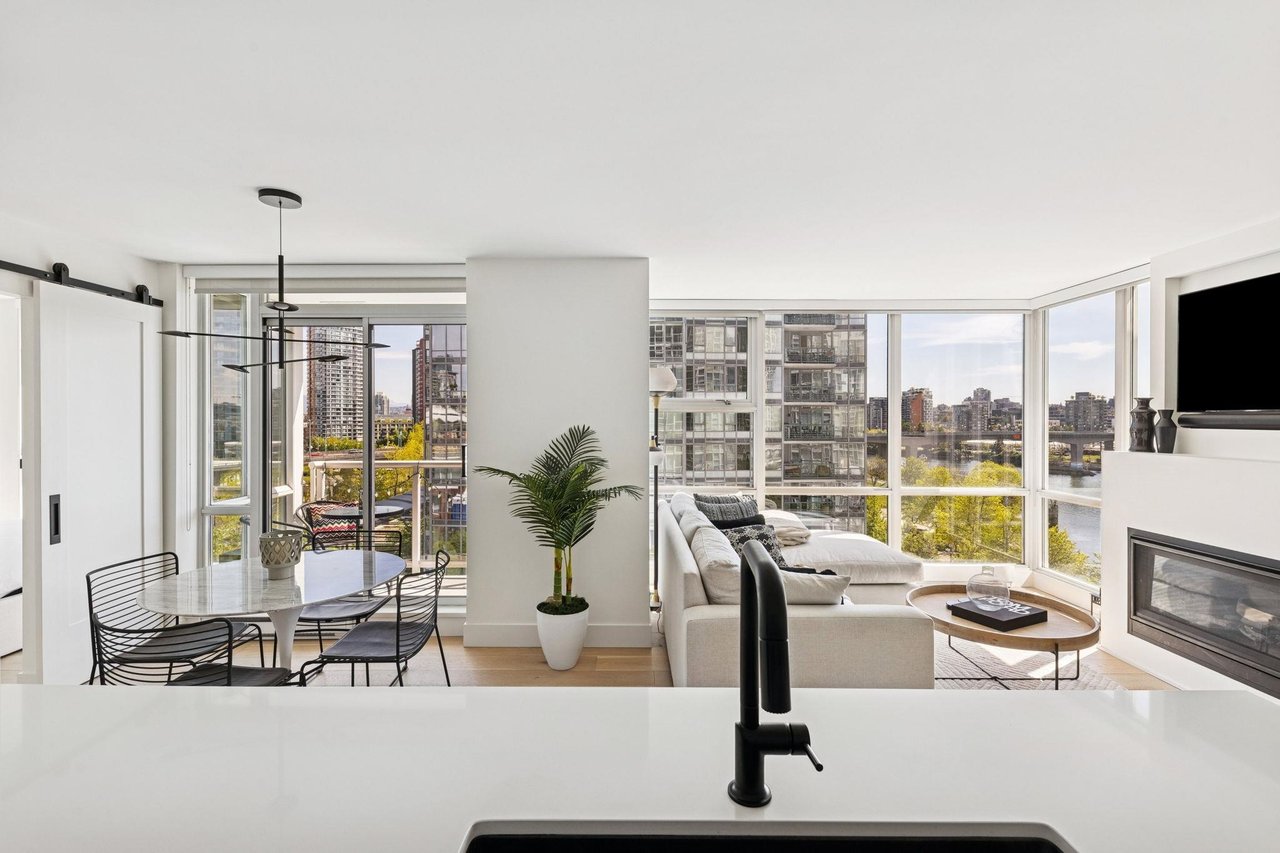 801-1077 Marinaside Cres