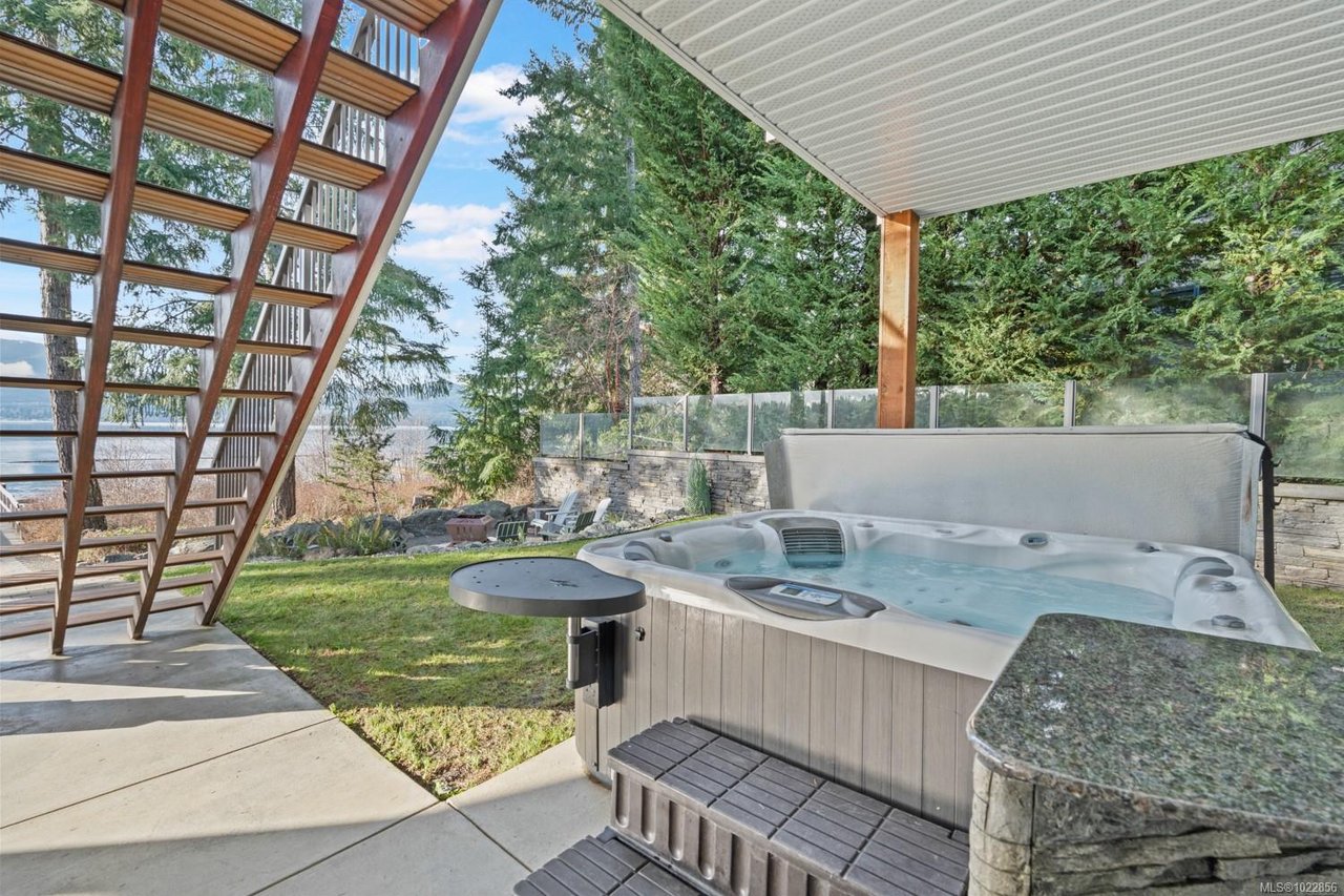 7364 Lakefront Dr, Lake Cowichan
