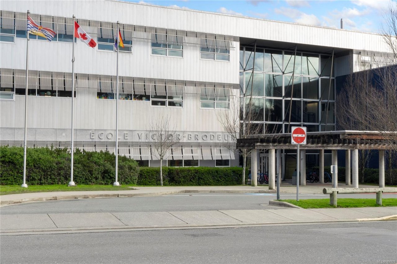 3-906 Old Esquimalt Rd