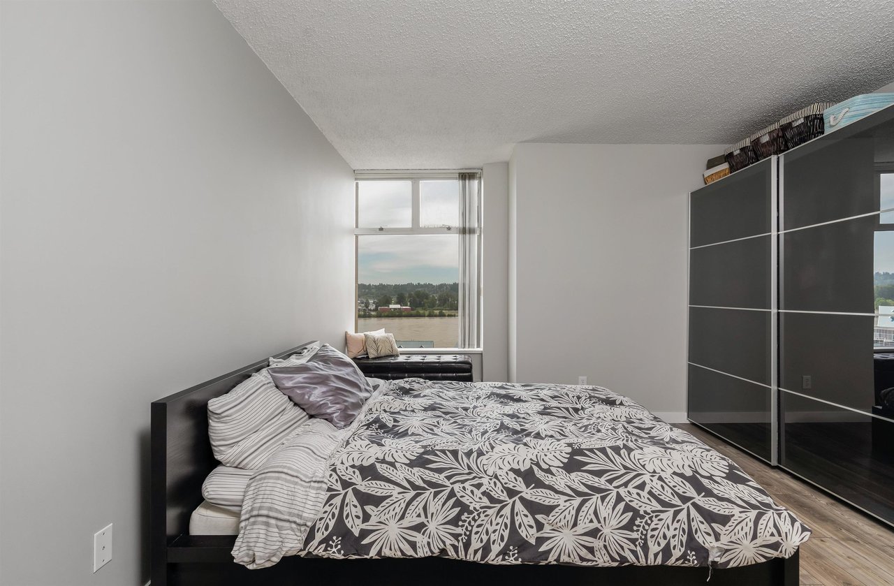 1102-1045 Quayside Dr