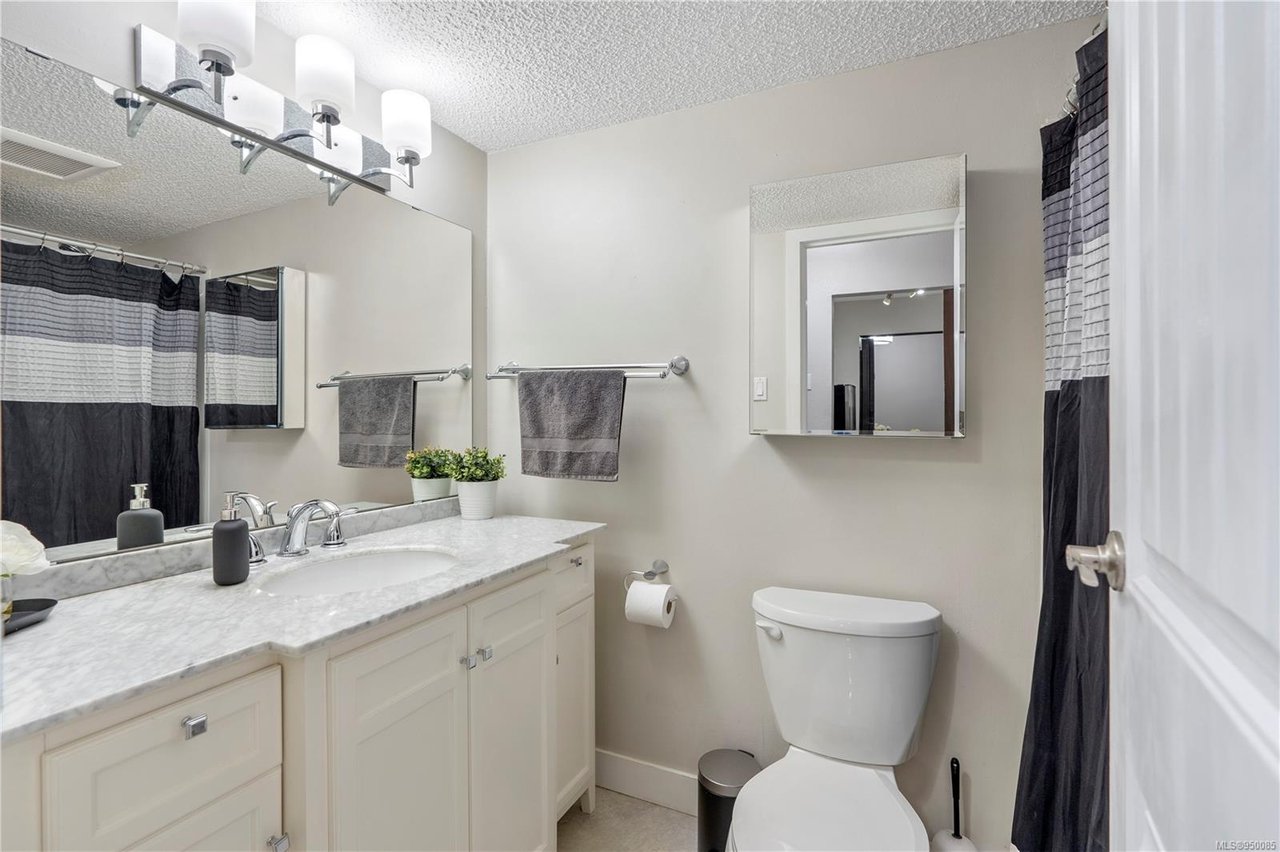 311-1025 Inverness Rd, Saanich