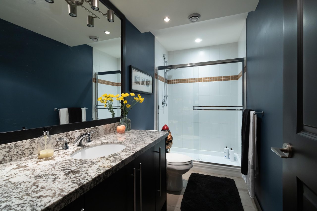215 W 17th St