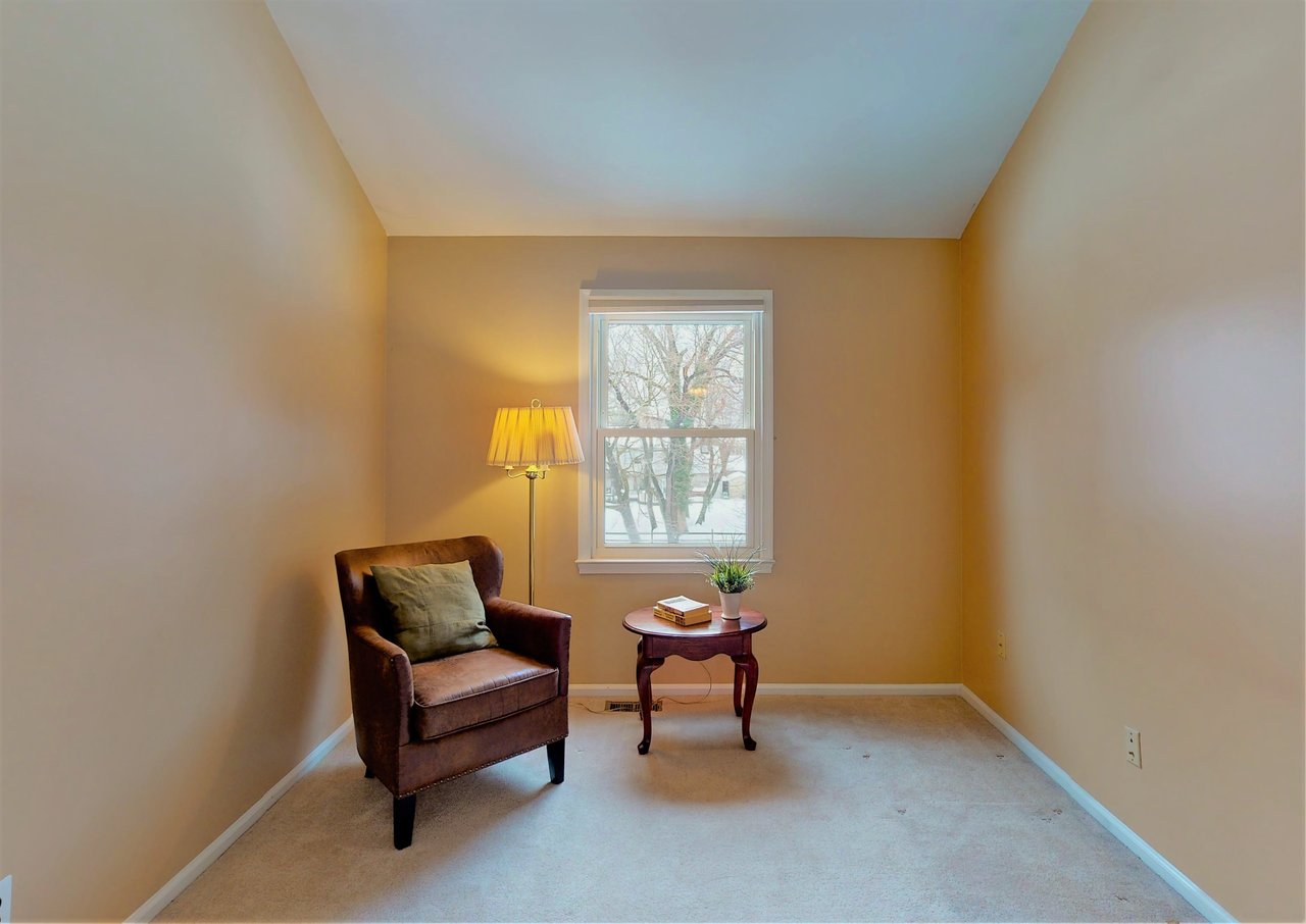 32 LAWRENCIA DR