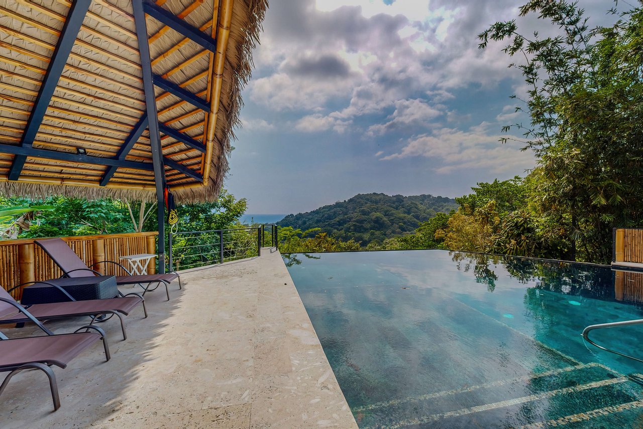 Villa Flor de La Vida, a Luxury 4 Bedroom Ocean View Home in Dominical!