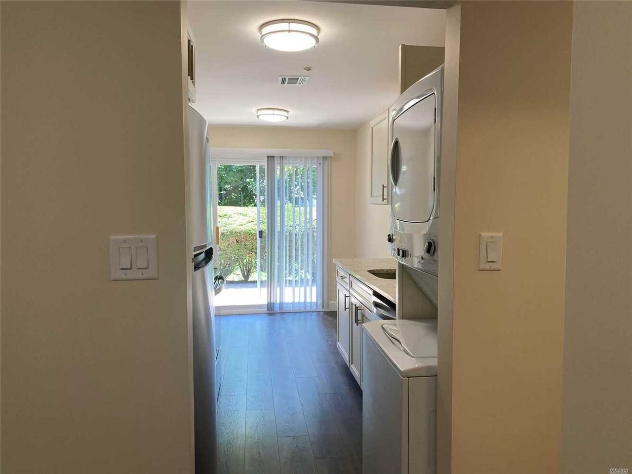 304 Bentley Ct, St. James