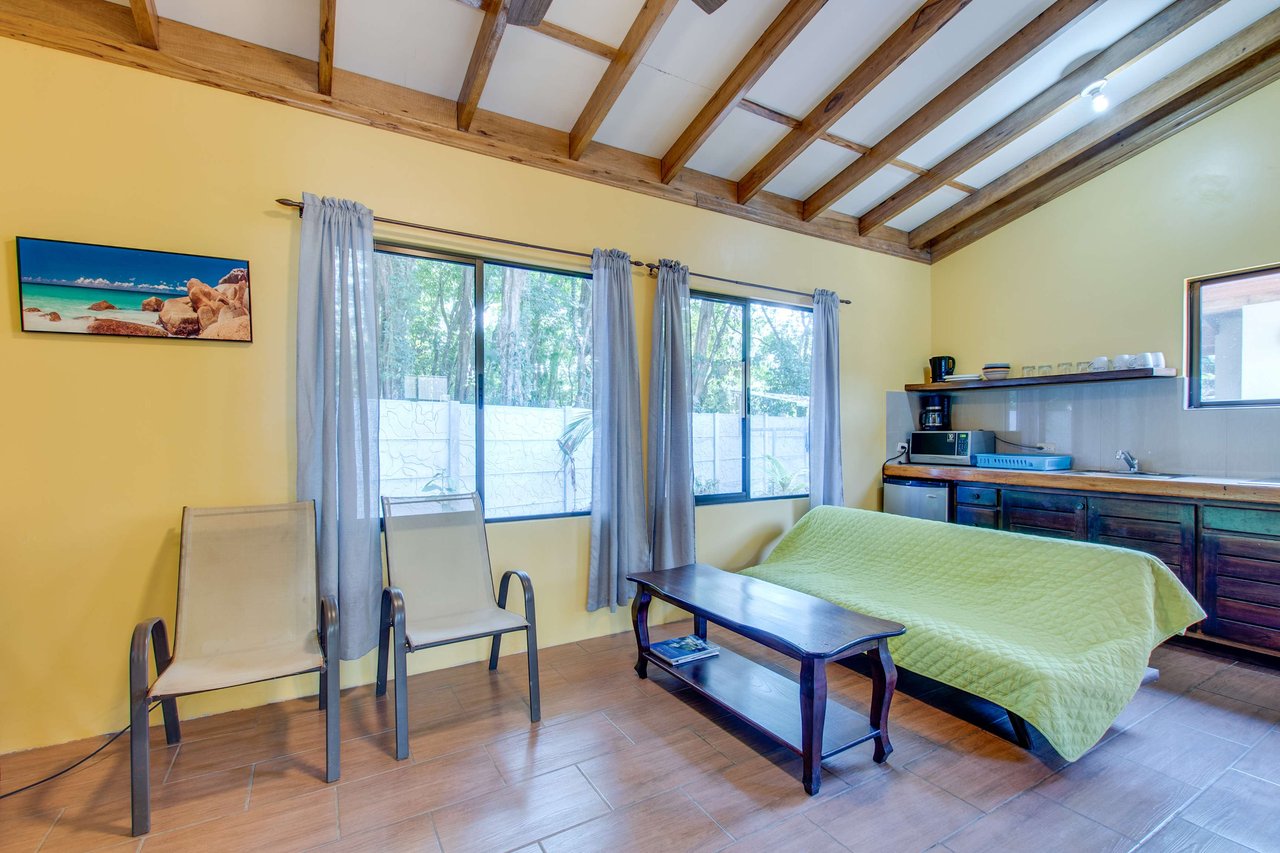 A highly-rated and high-occupancy resort with a hotel, cabins, on-site restaurant and a pool an easy 5-minute walk from PLAYA UVITA and Marino Ballena National Park!