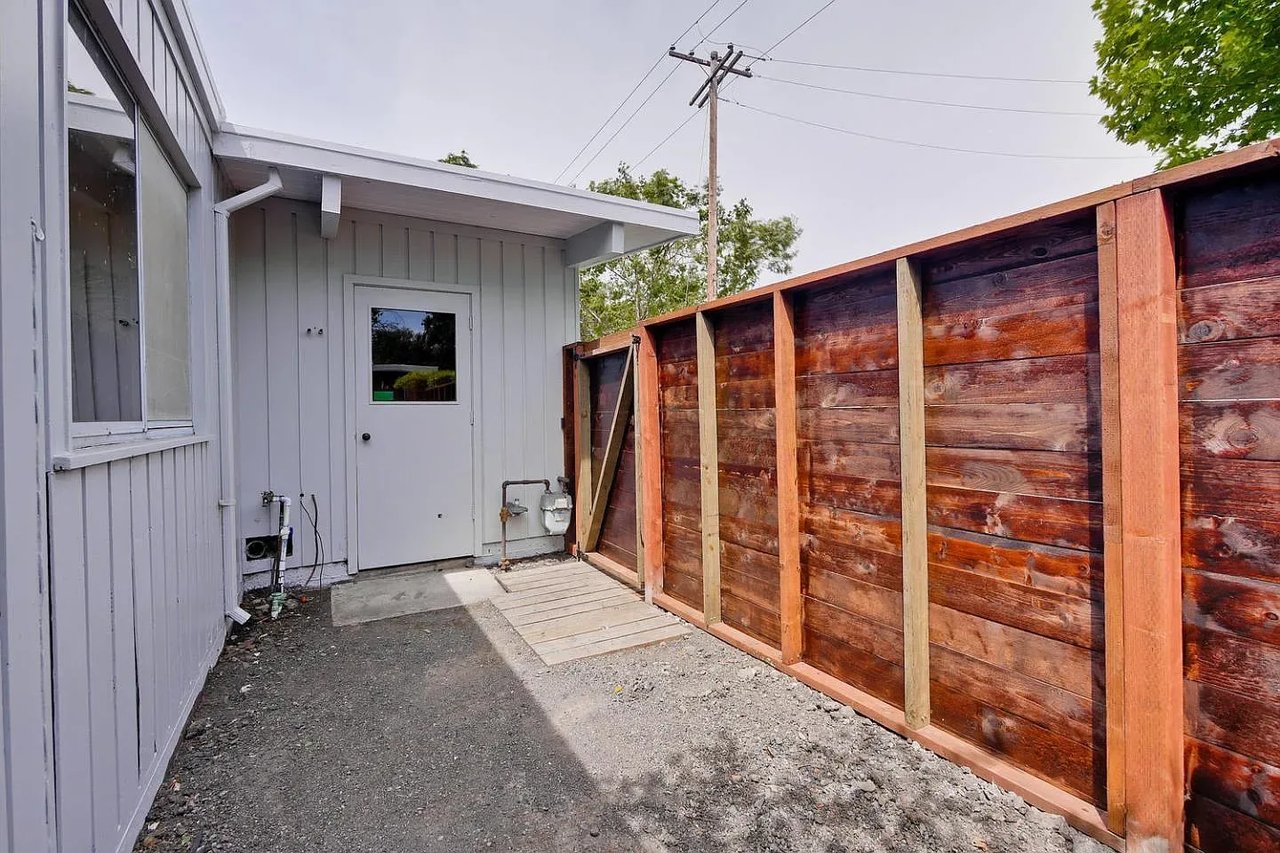 726 E Charleston Rd