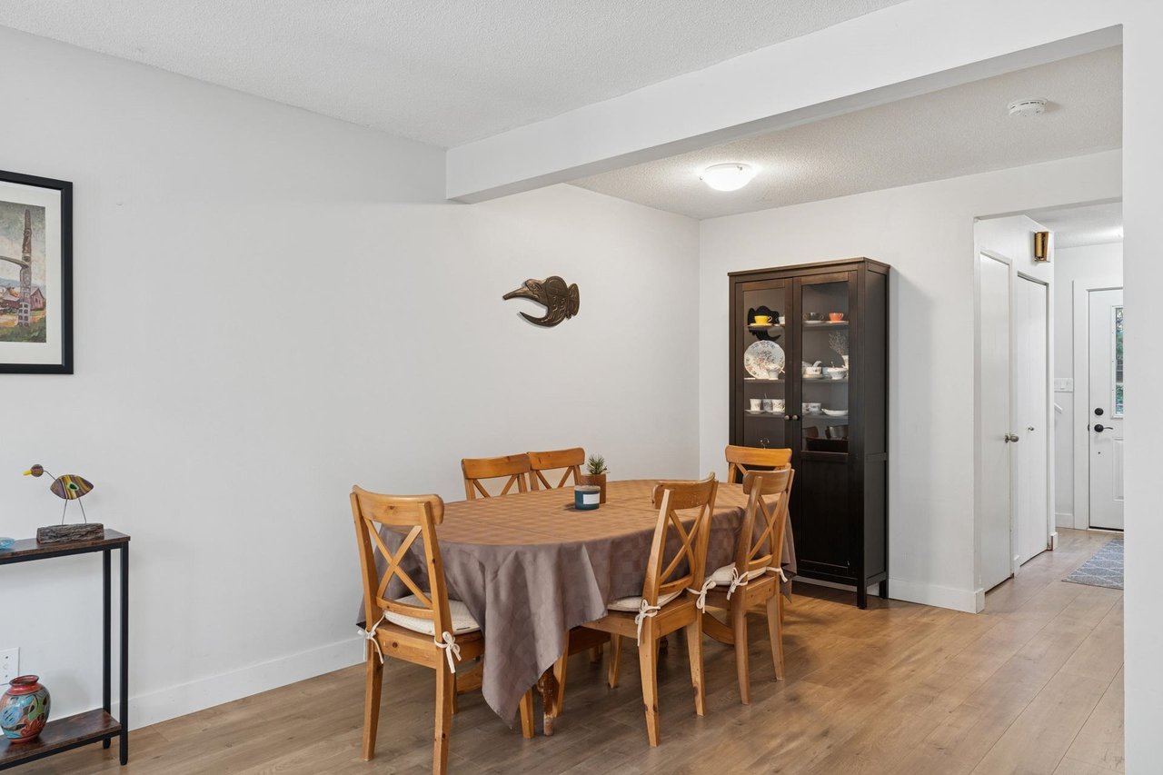 2060 Deep Cove Cres