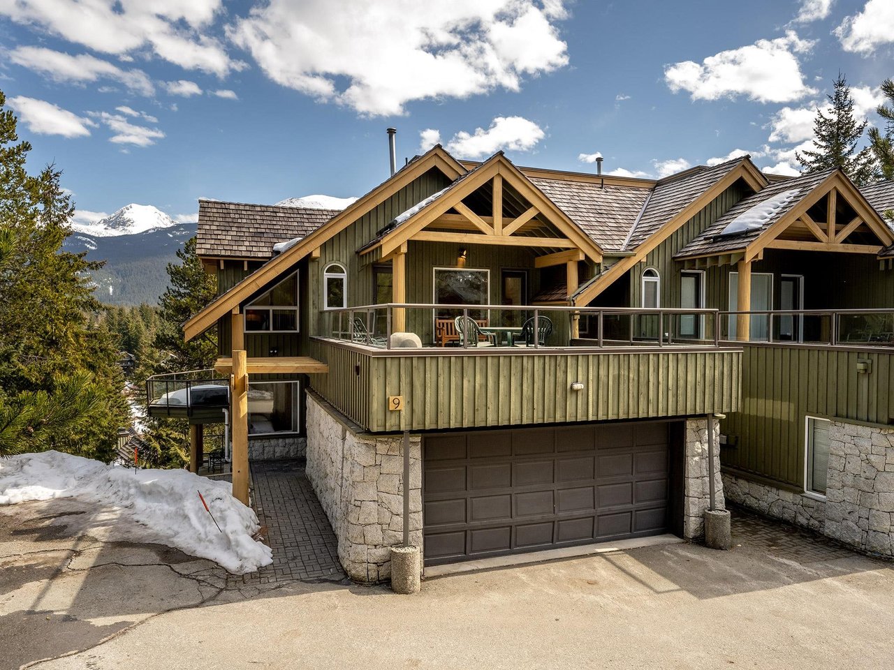 9-3554 Falcon Cres