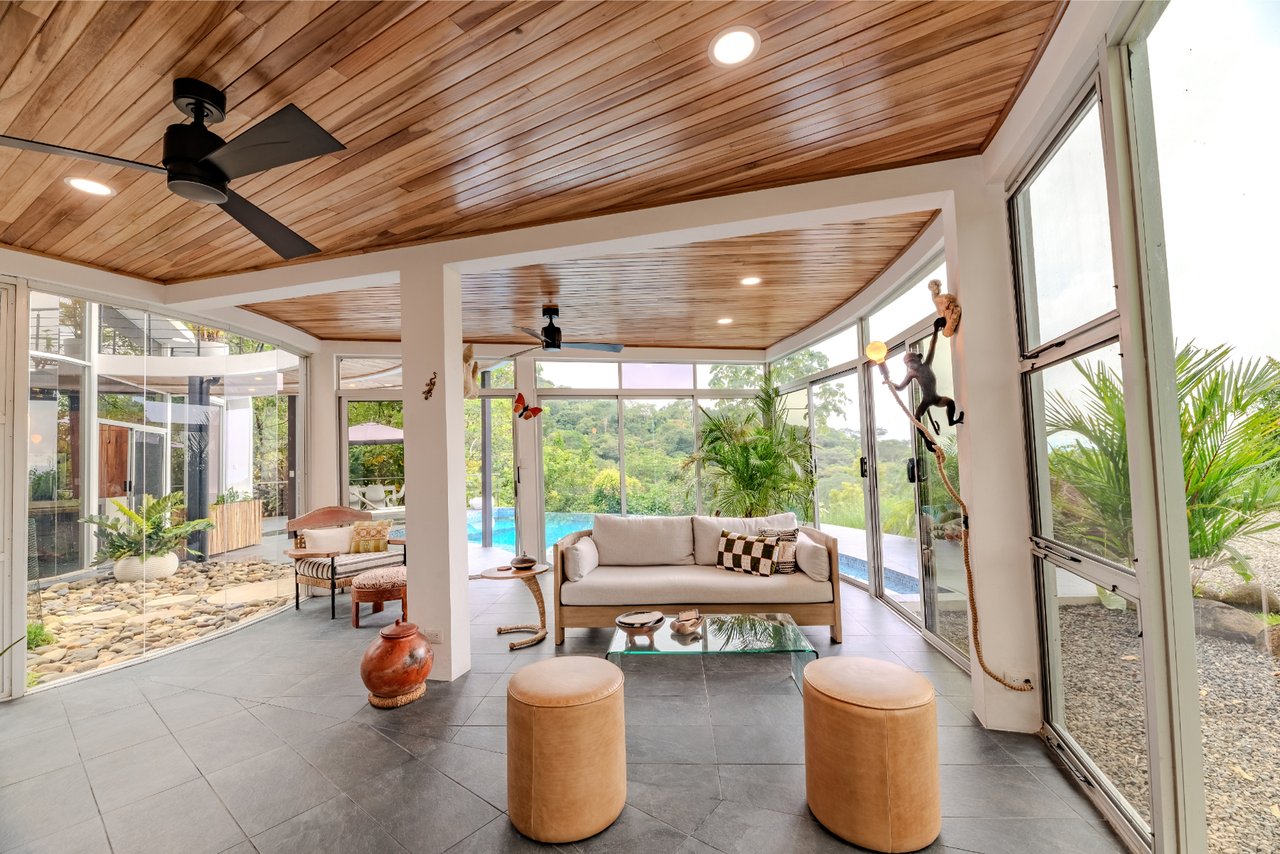 Solar Powered Glass Villa, Ojochal, Puntarenas