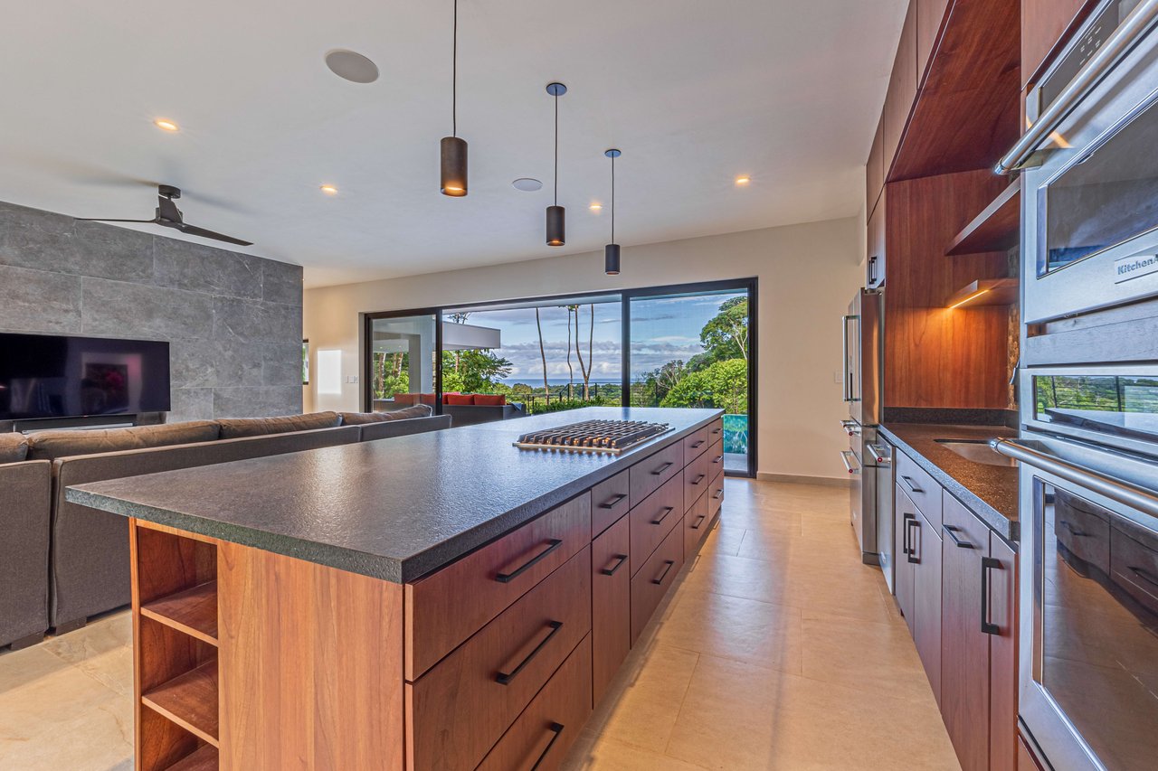 OUTSTANDING UVITA GEM, HIDDEN IN THE CANOPY WITH OCEAN AND MOUNTAIN VIEWS