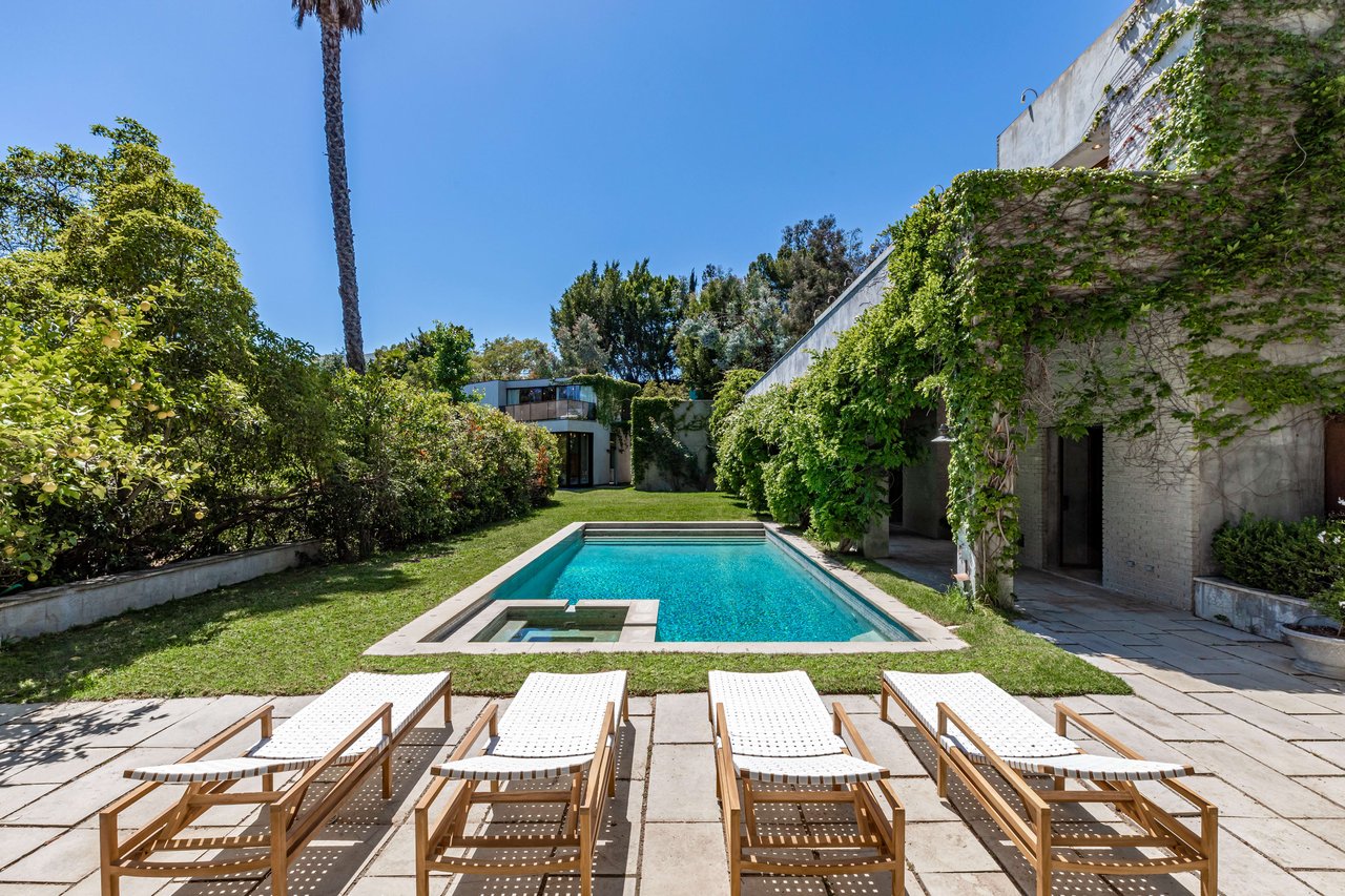 1196 Summit Dr, Beverly Hills