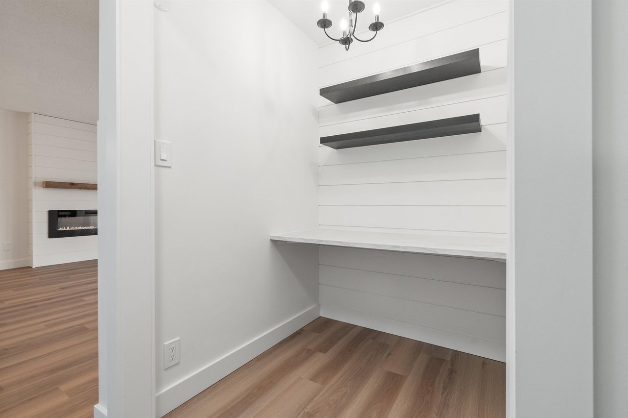 307-9080 Mary St