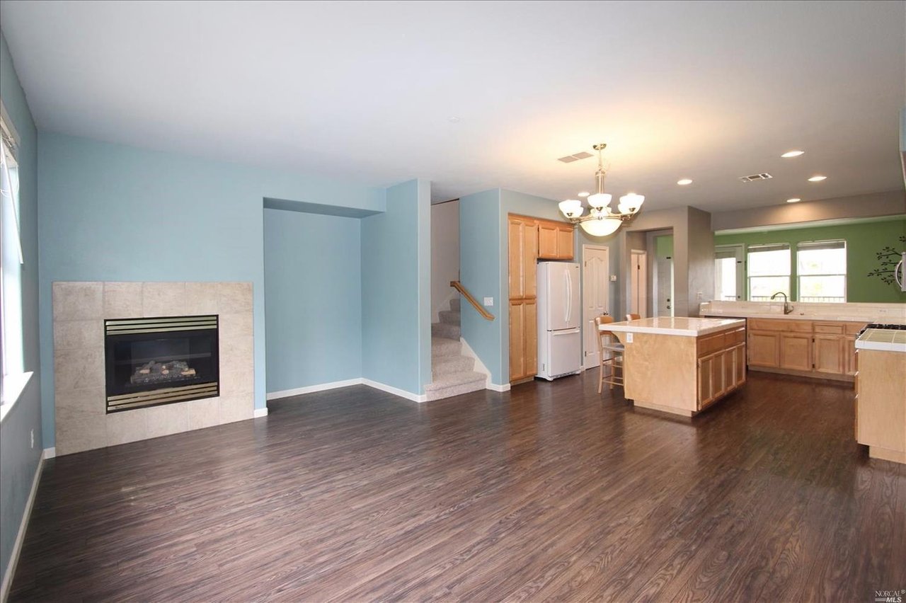 2525 Edgewater Dr
