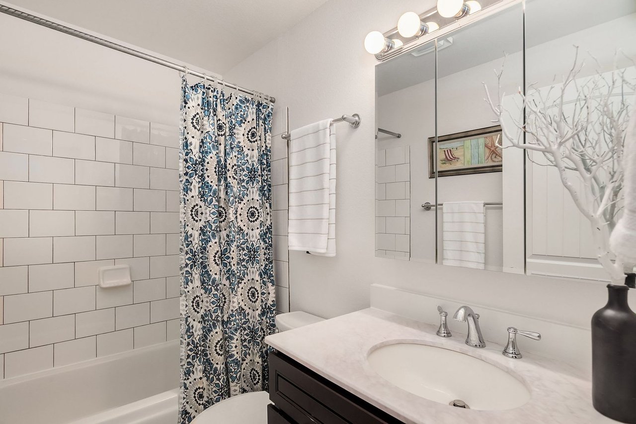 Charming Light and Bright Condo on Mercer Island