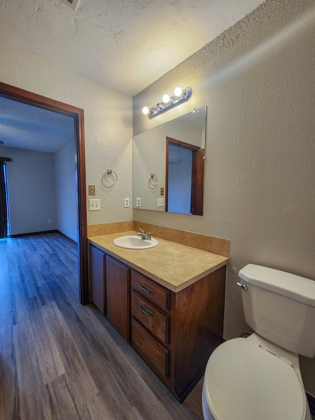 4104 N Market