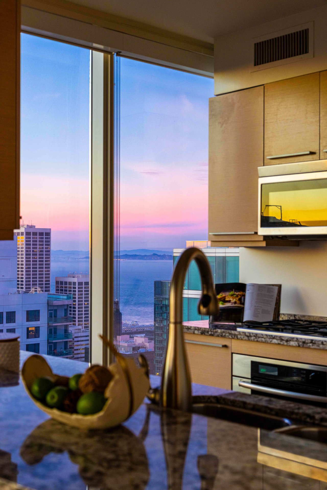 425 1st Street Unit: 4306