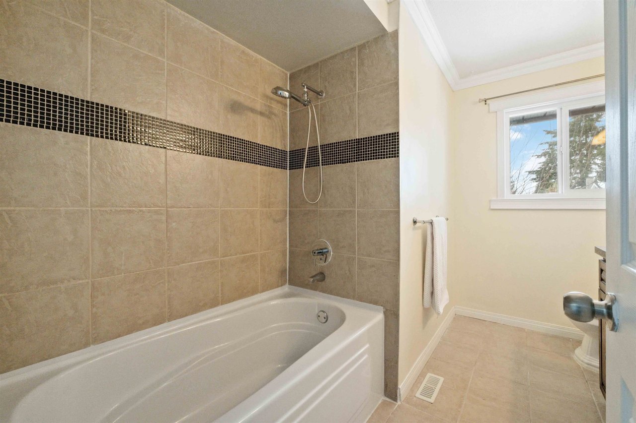 15774 96 Ave