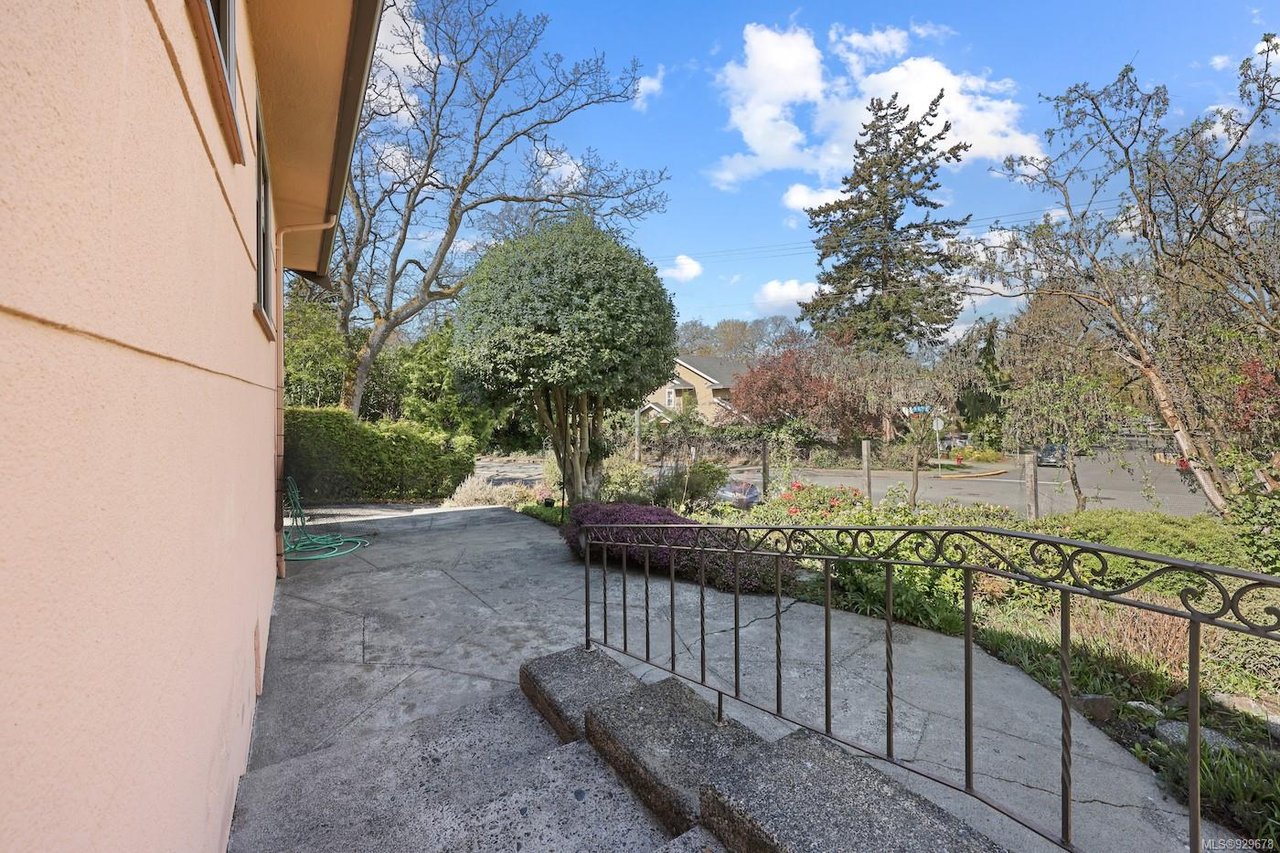 563 Foul Bay Rd