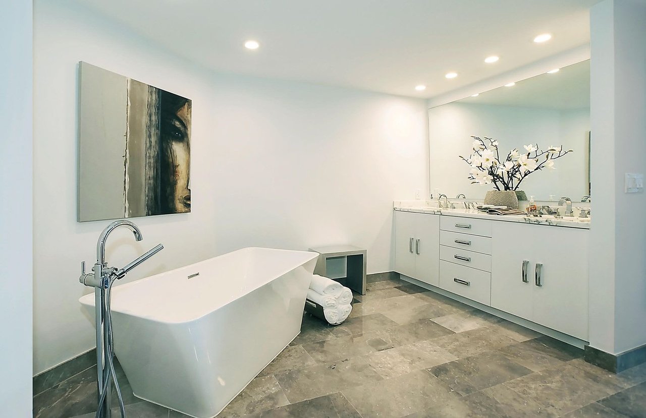 1073 Hillsboro Mile, #5N
