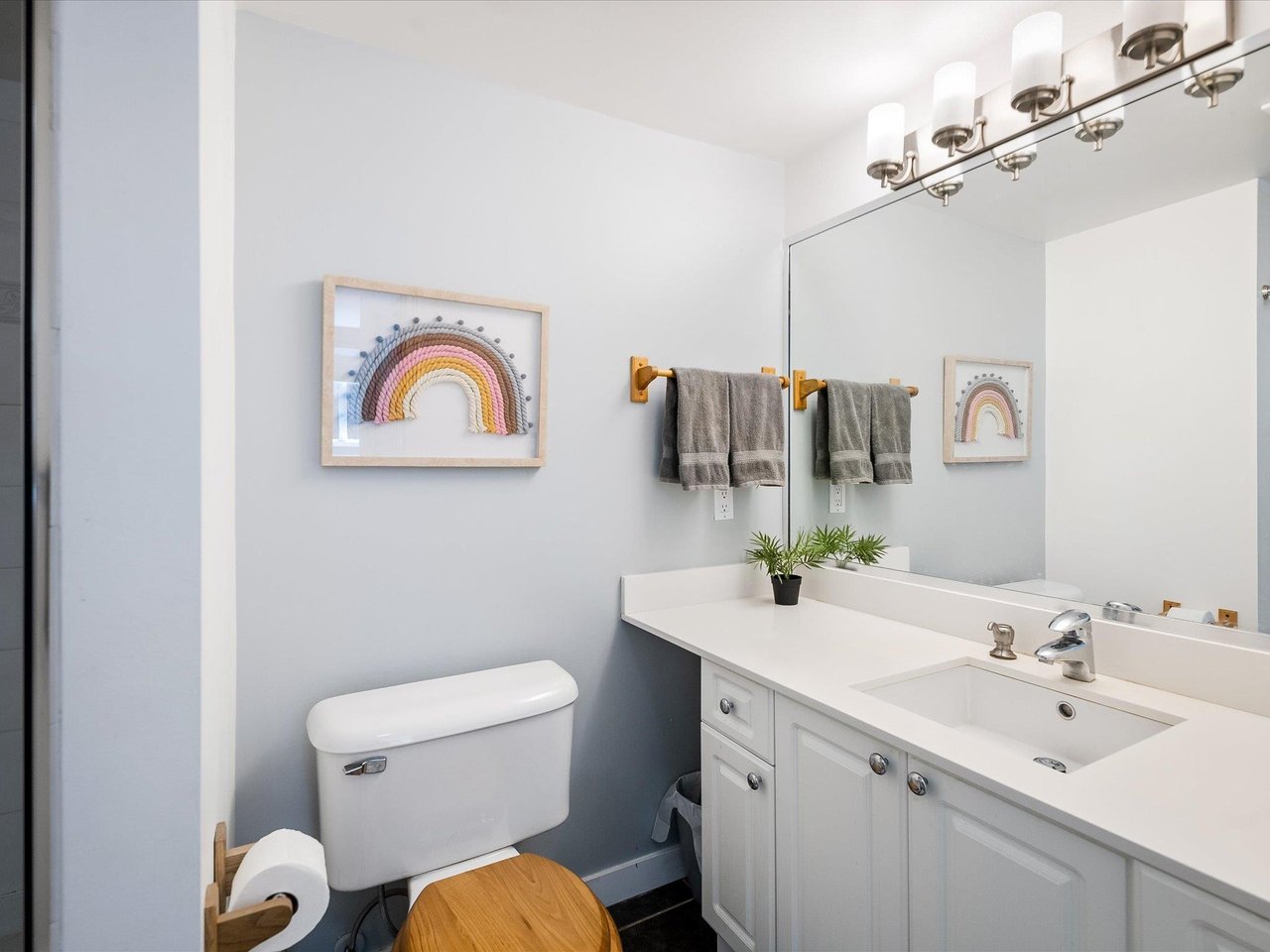 102-1460 Pemberton Ave
