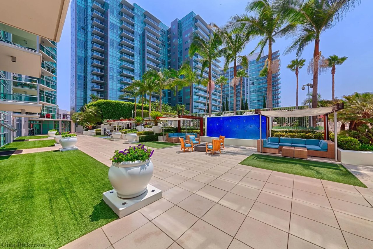 13700 Marina Pointe Dr, 317