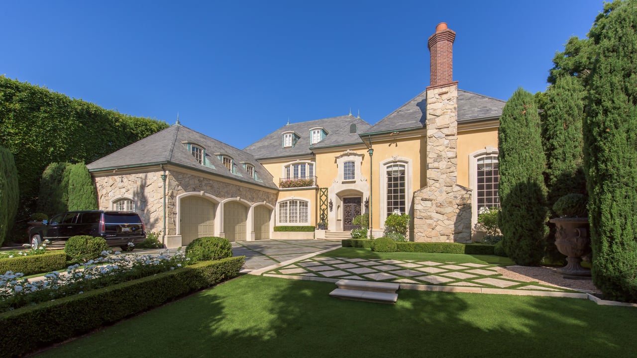 Grand Traditional Manor in Brentwood Park