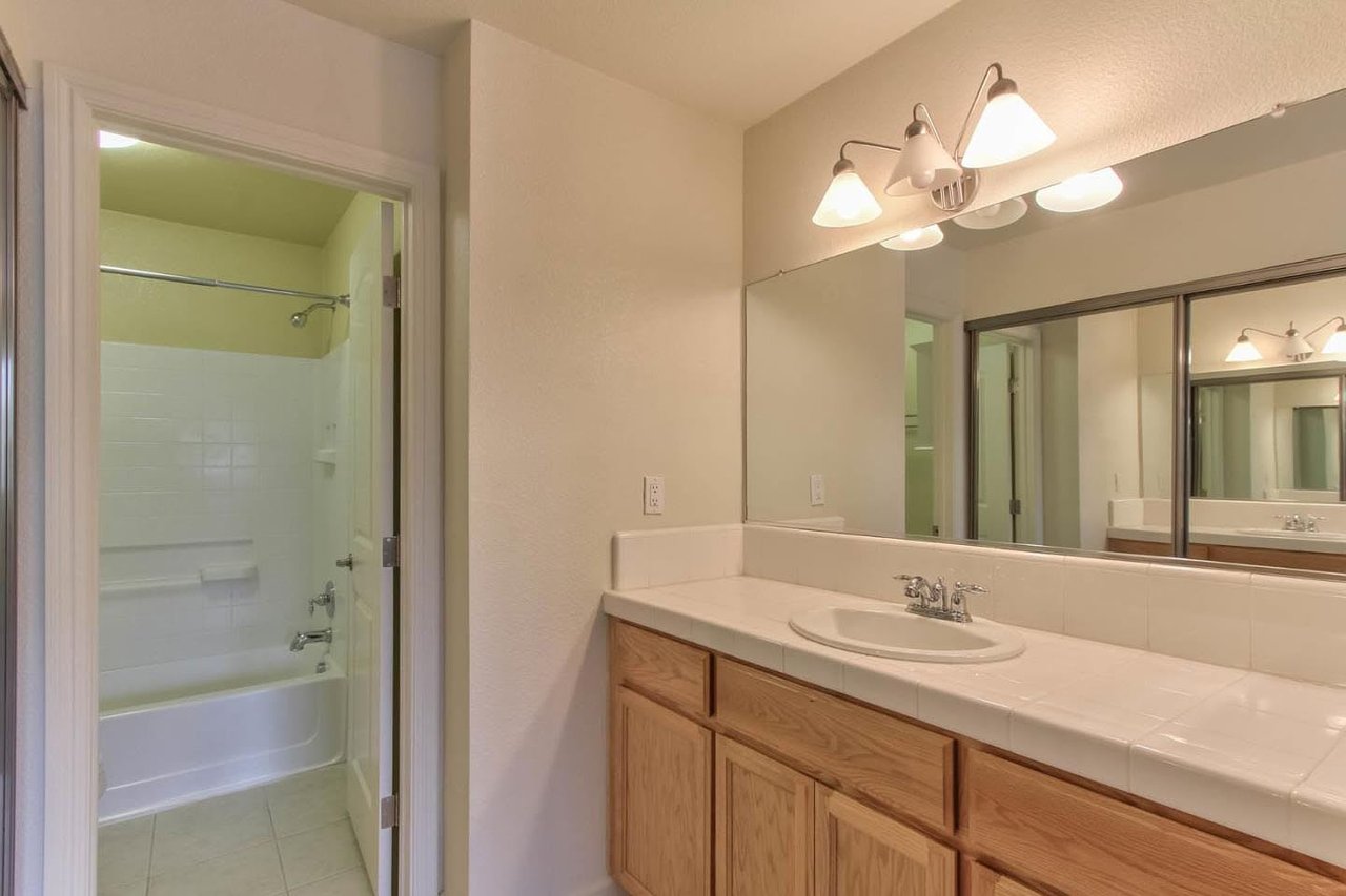 425 W Laurel Dr APT G