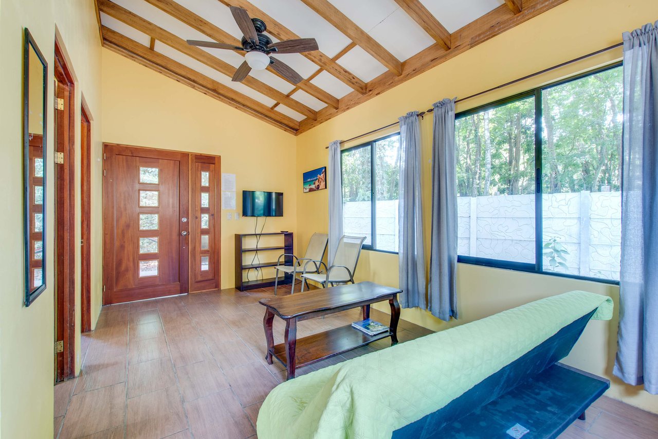 A highly-rated and high-occupancy resort with a hotel, cabins, on-site restaurant and a pool an easy 5-minute walk from PLAYA UVITA and Marino Ballena National Park!