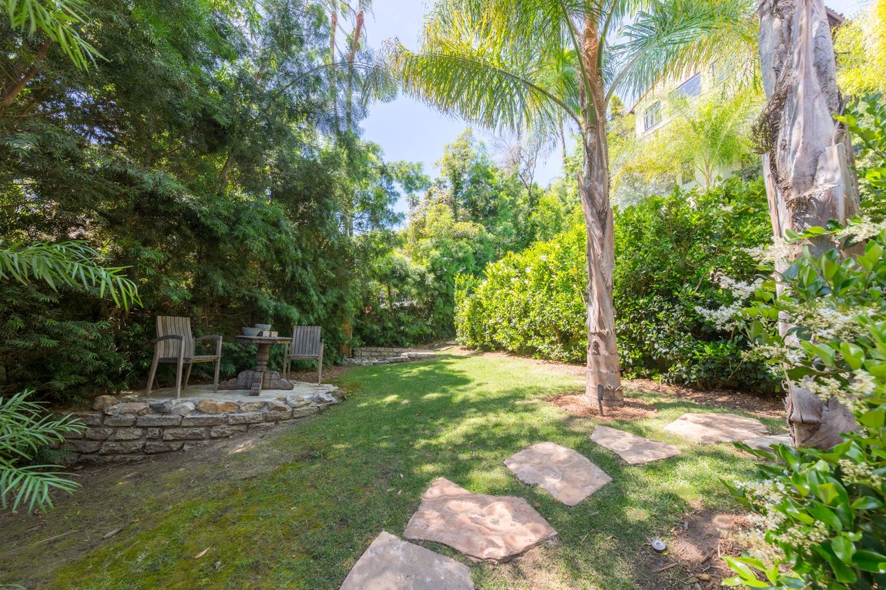 2150 Hollyridge Dr