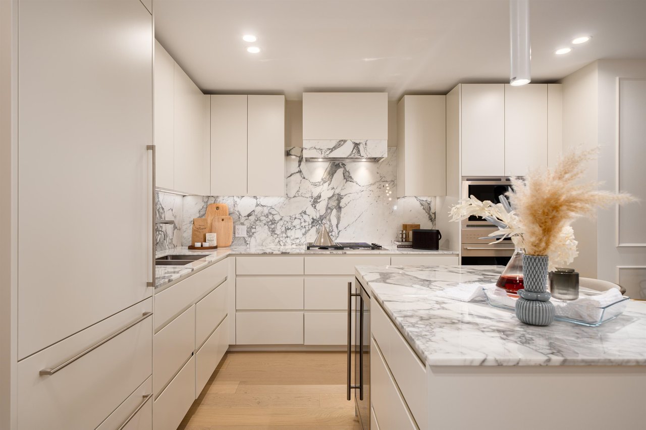 204-3668 W 10th Ave