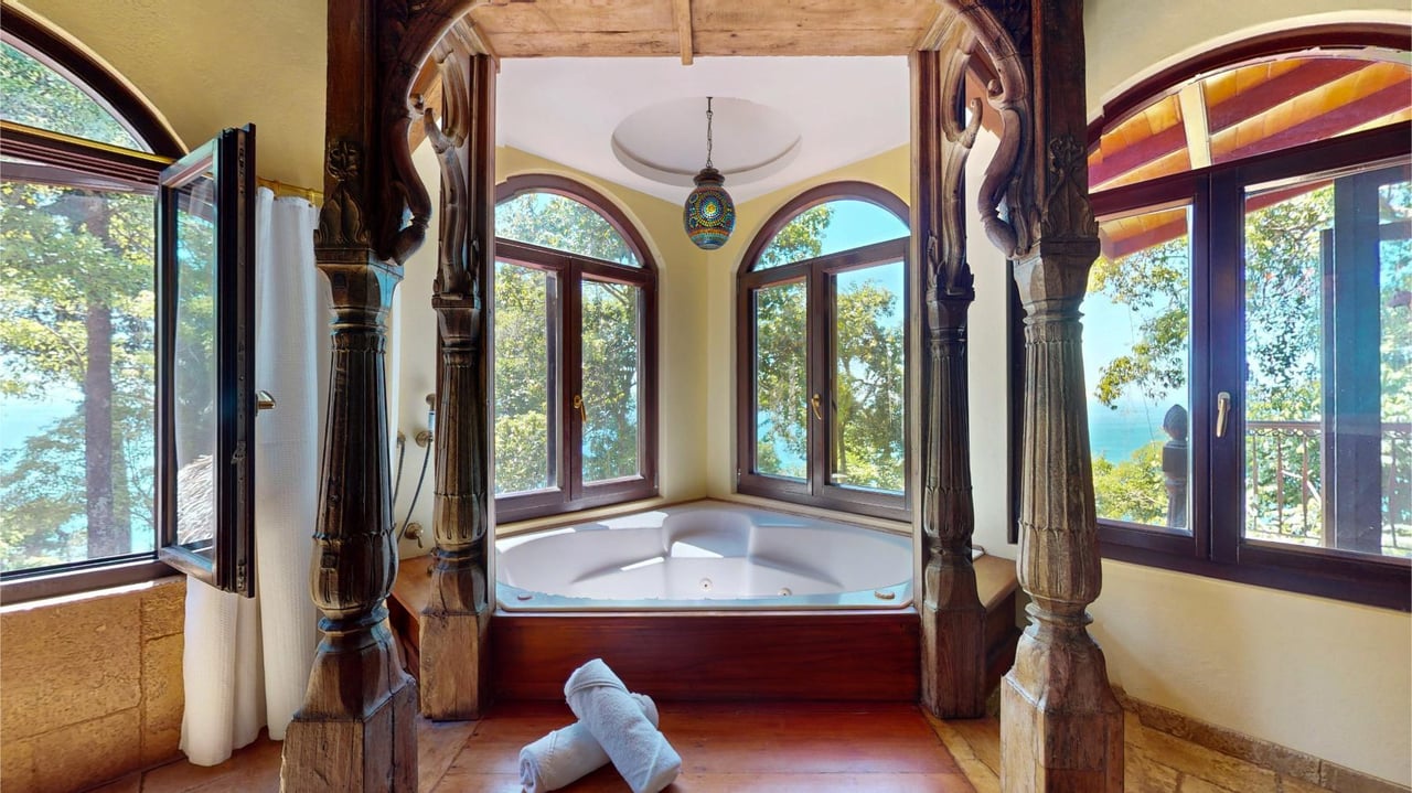 Colonial Oceanfront Estate, Dominical, Puntarenas