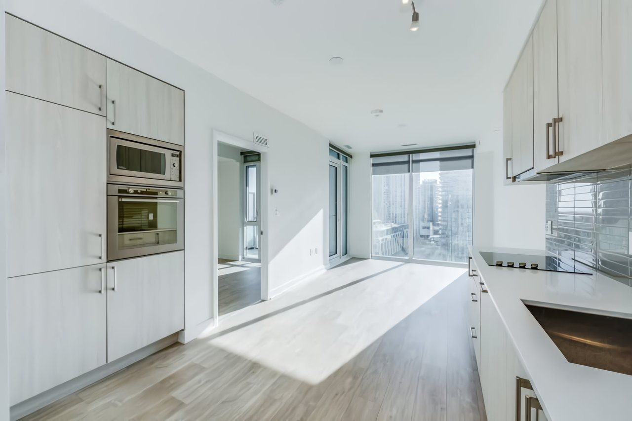 576 Front St W #1105