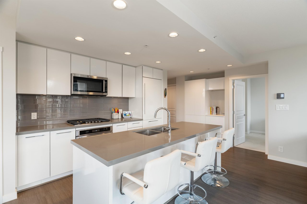501-3093 Windsor Gate