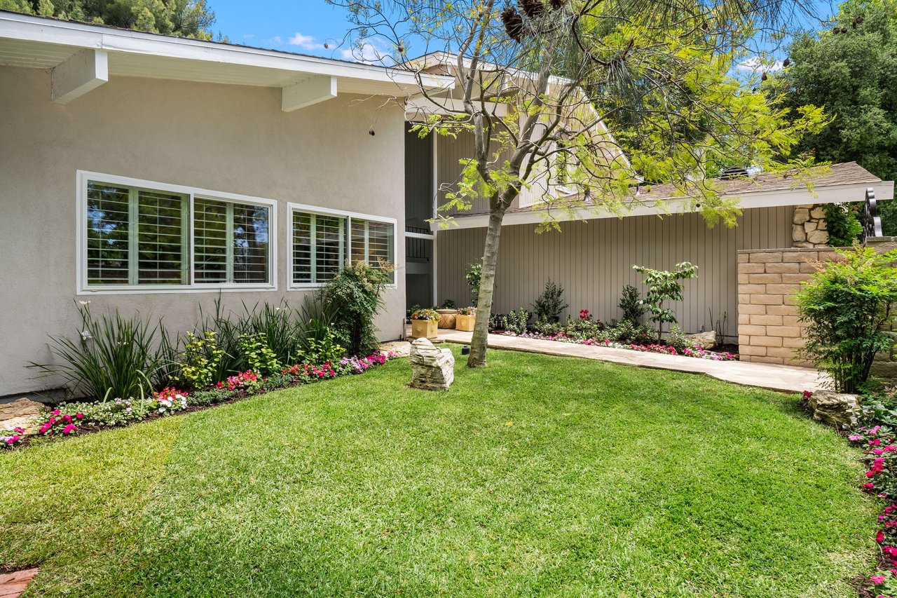 Hot New Mid Century Modern Listing!