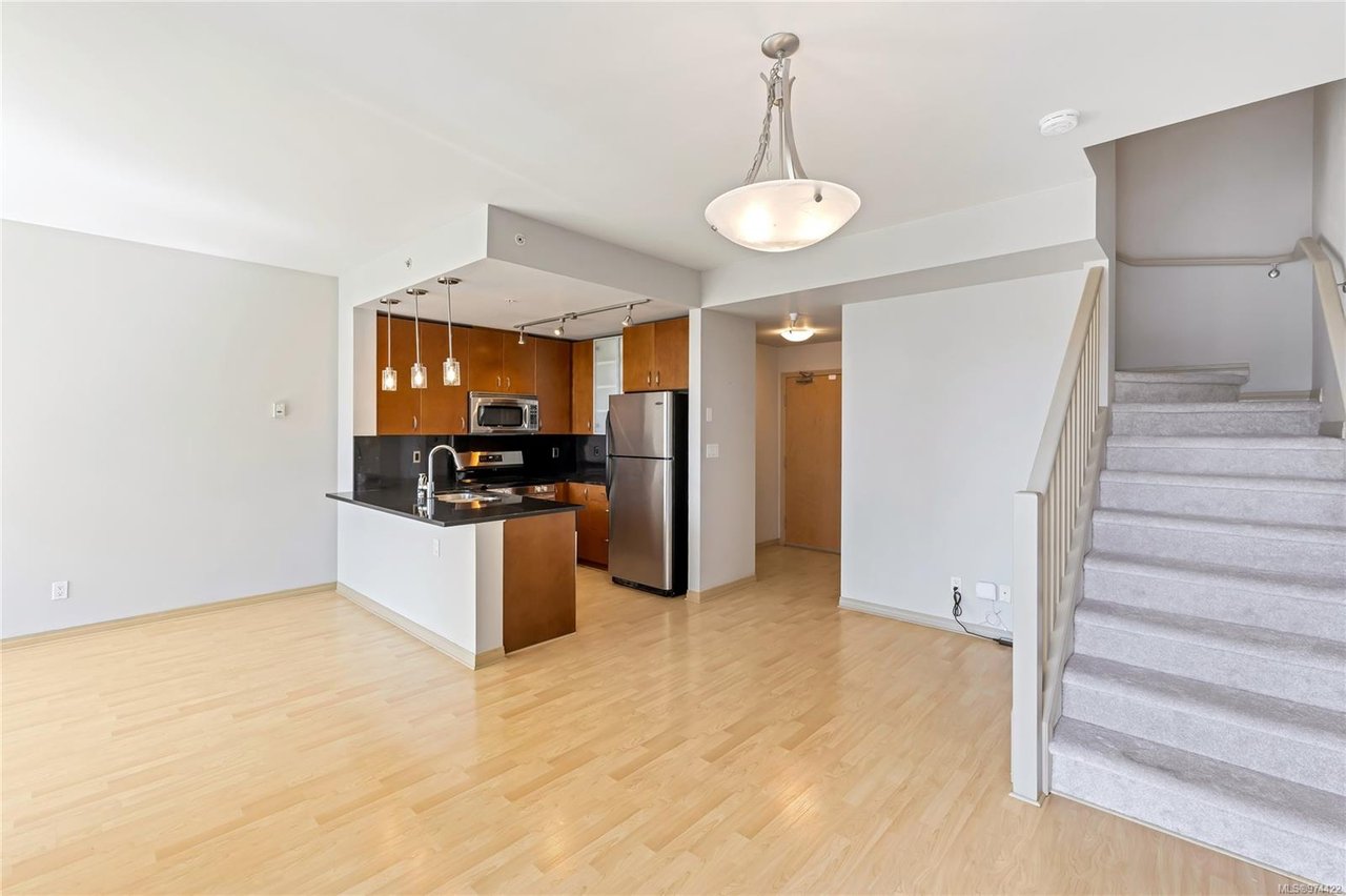 705-860 View St
