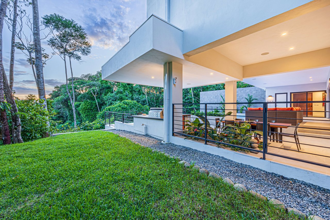 OUTSTANDING UVITA GEM, HIDDEN IN THE CANOPY WITH OCEAN AND MOUNTAIN VIEWS