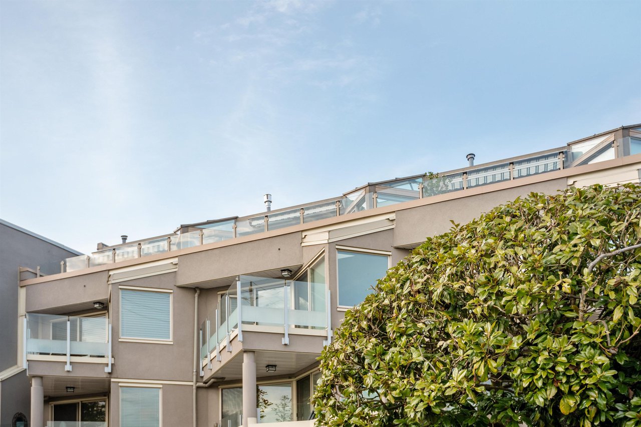 207-2433 Bellevue Ave