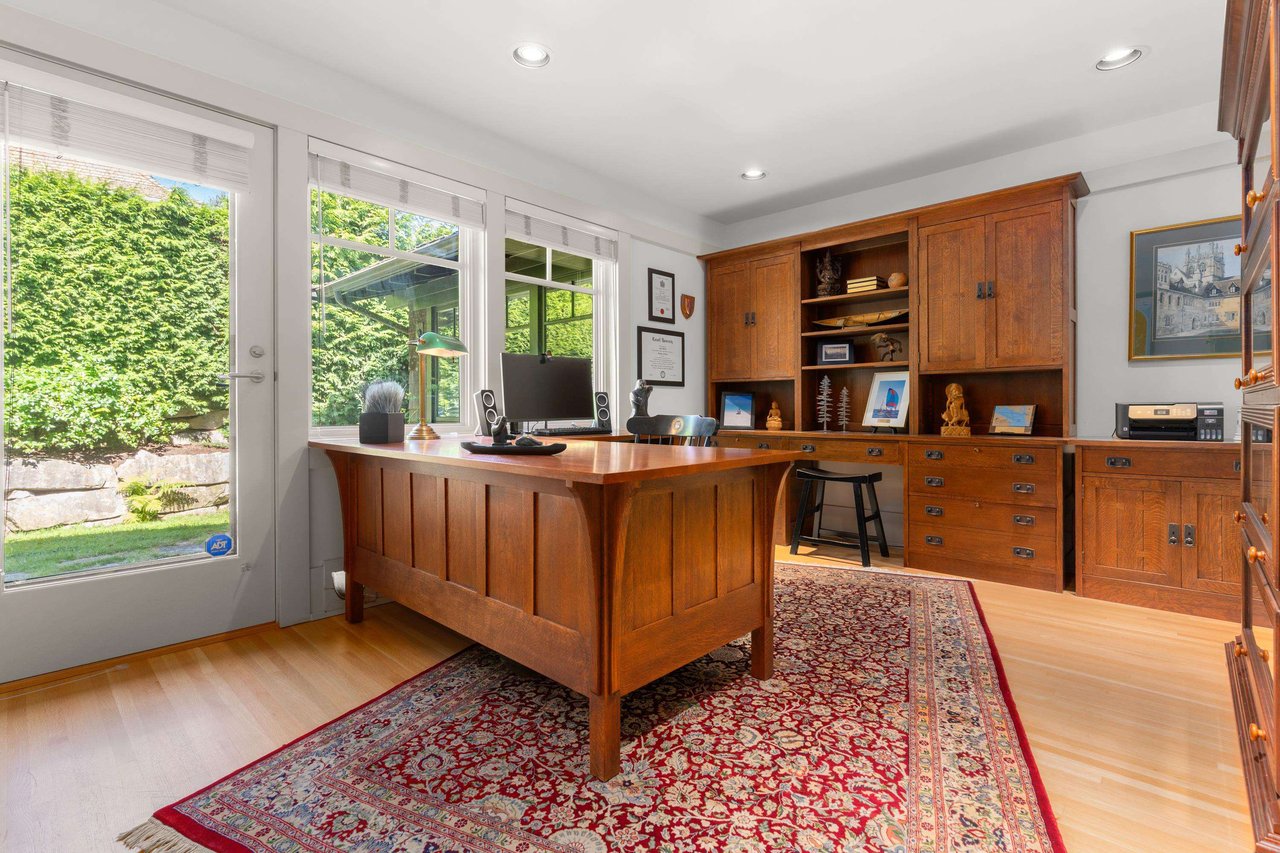 4528 Caulfeild Lane