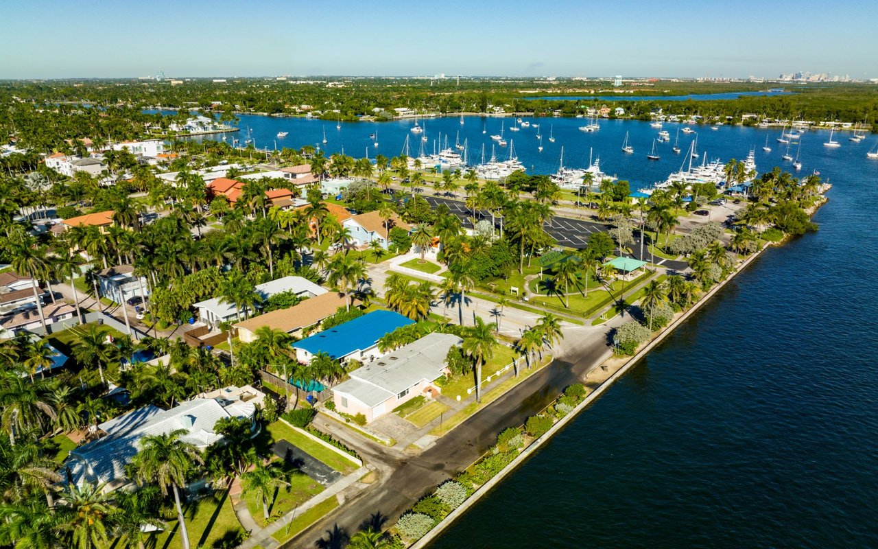 Hollywood Lakes