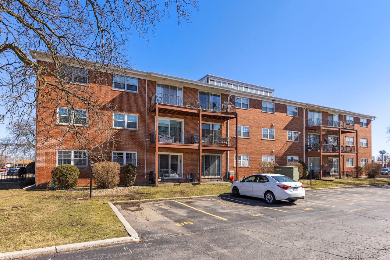 6135 W 94th St Unit A6. Oak Lawn, IL