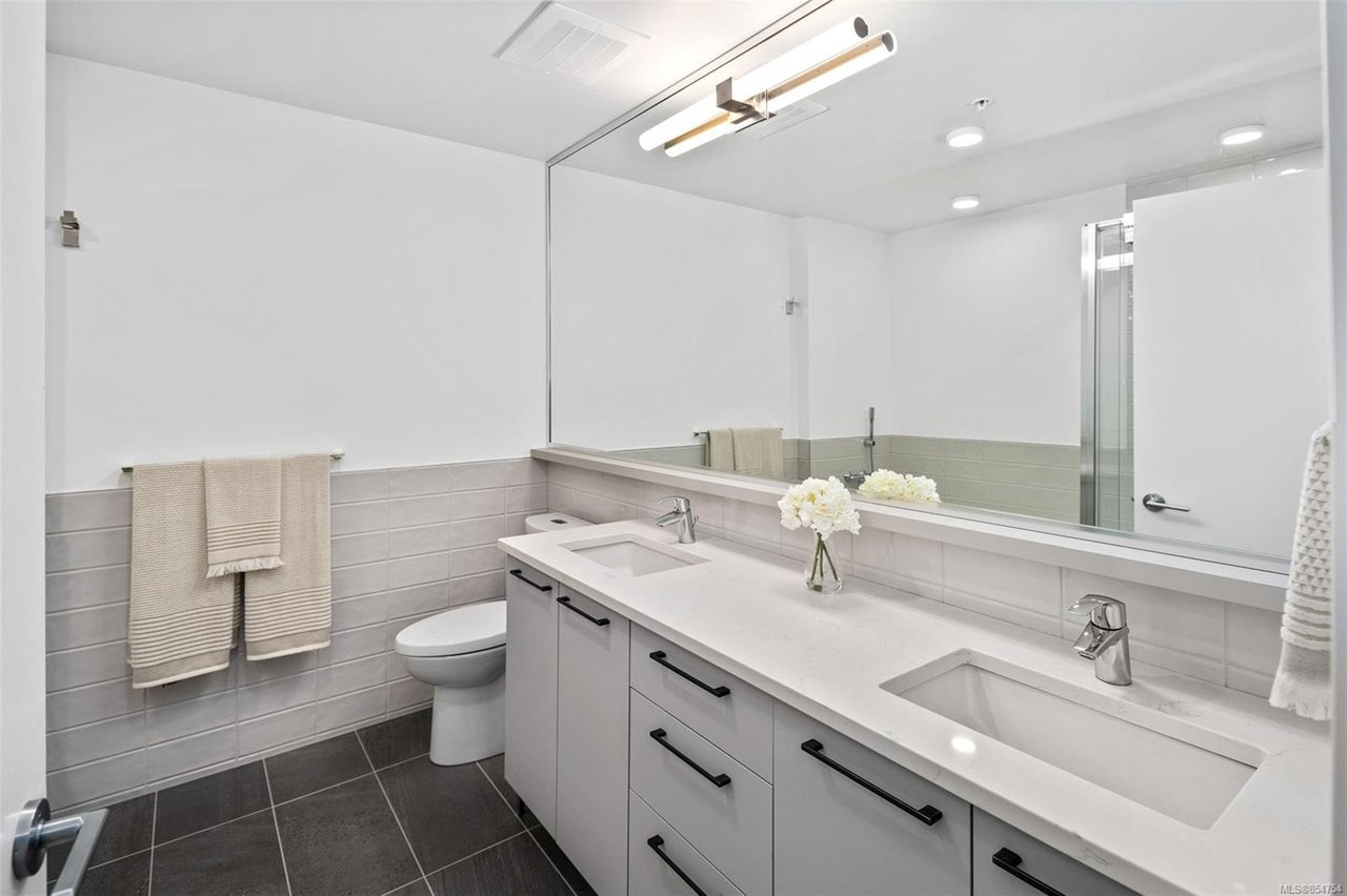403-7162 W Saanich Rd